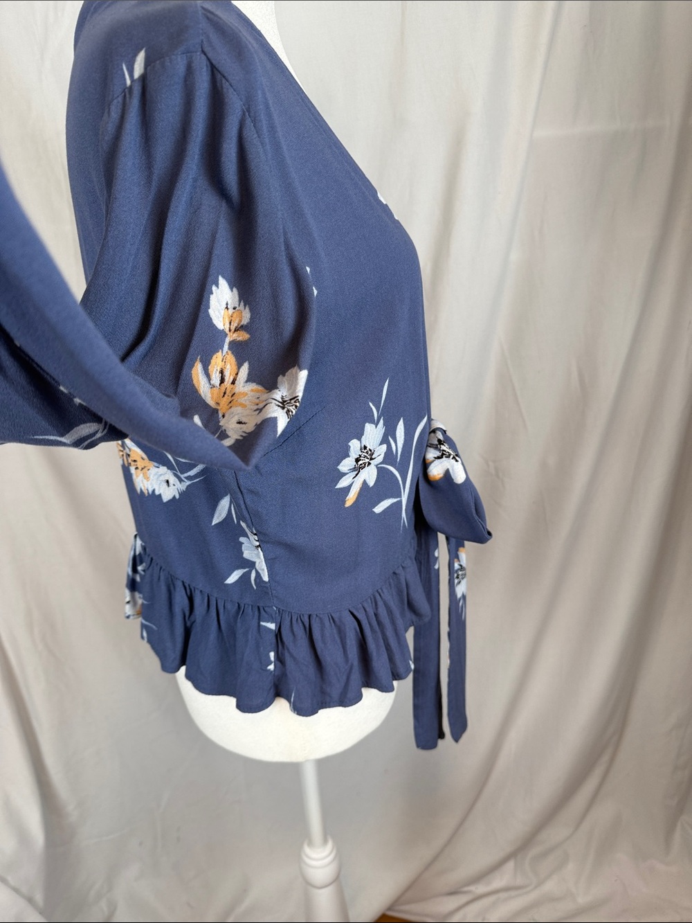 Women's LA Hearts Long Sleeved Tie Front Floral Blouse Boho NWT Medium - Picture 4 of 11